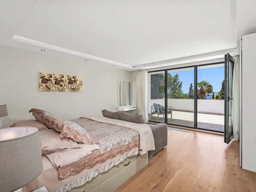 Beautiful villa close to restaurants and schools in Portals Nous-10