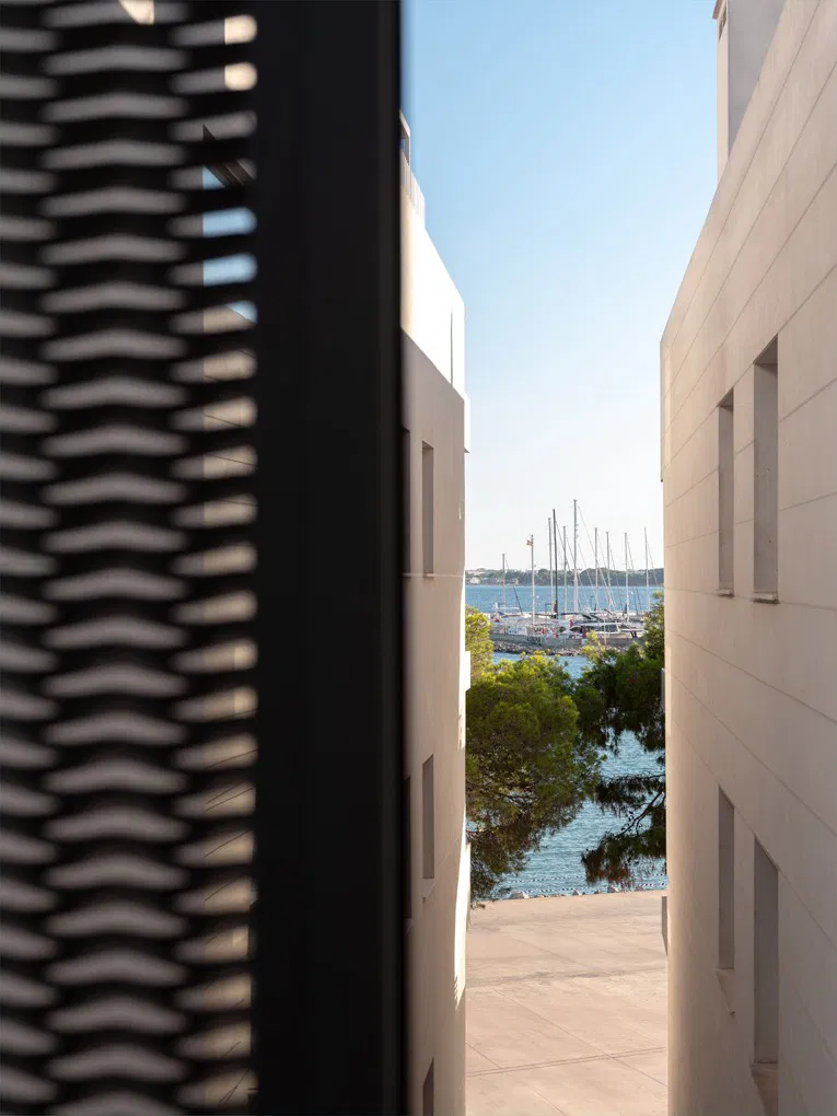 Bâtiment design unique à côté du port de plaisance, Puerto Alcudia-4