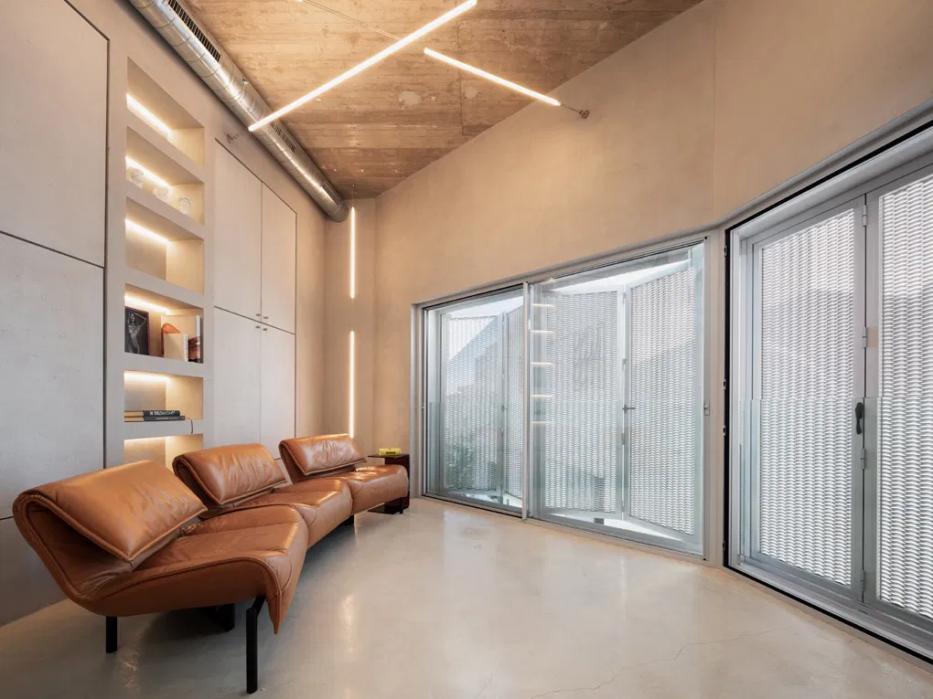 Bâtiment design unique à côté du port de plaisance, Puerto Alcudia-1