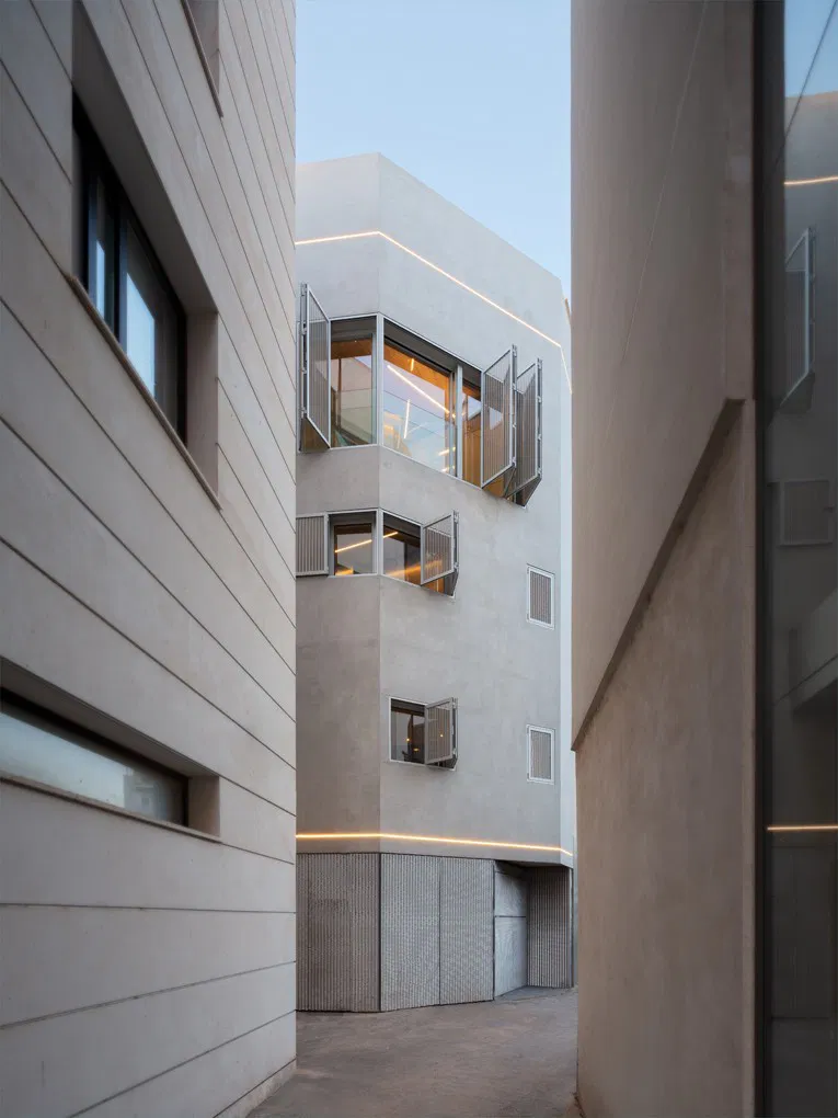 Bâtiment design unique à côté du port de plaisance, Puerto Alcudia-16