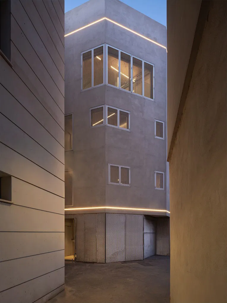 Bâtiment design unique à côté du port de plaisance, Puerto Alcudia-17