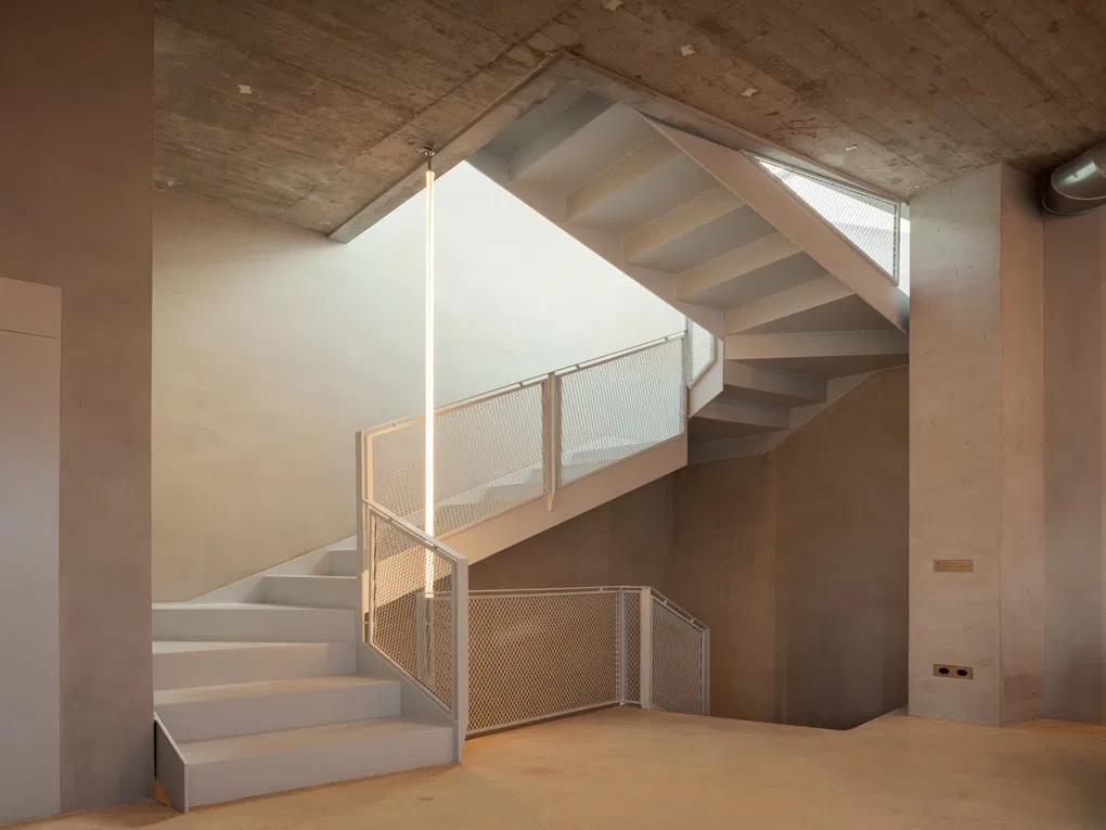 Bâtiment design unique à côté du port de plaisance, Puerto Alcudia-14