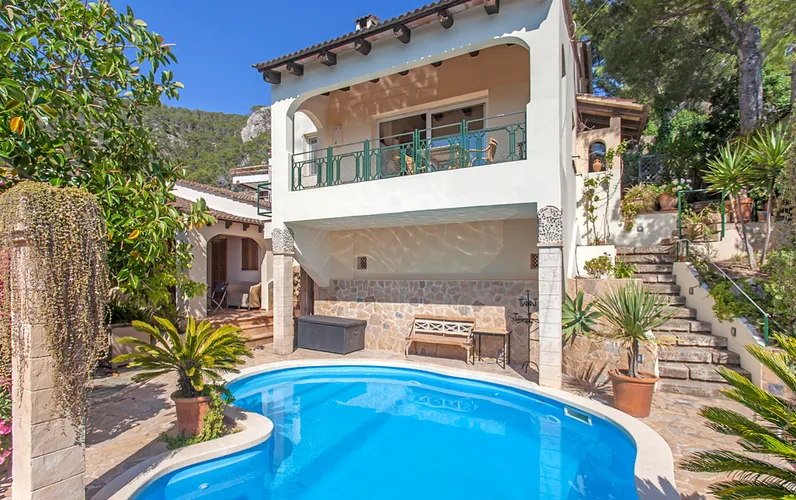 Mediterrane Meerblick-Villa mit Gästeapartments