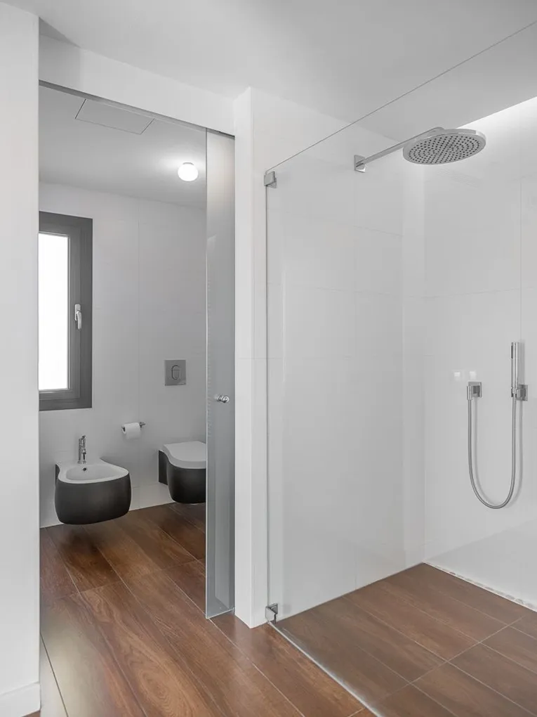 High-end renovated penthouse with elevator and garage-14