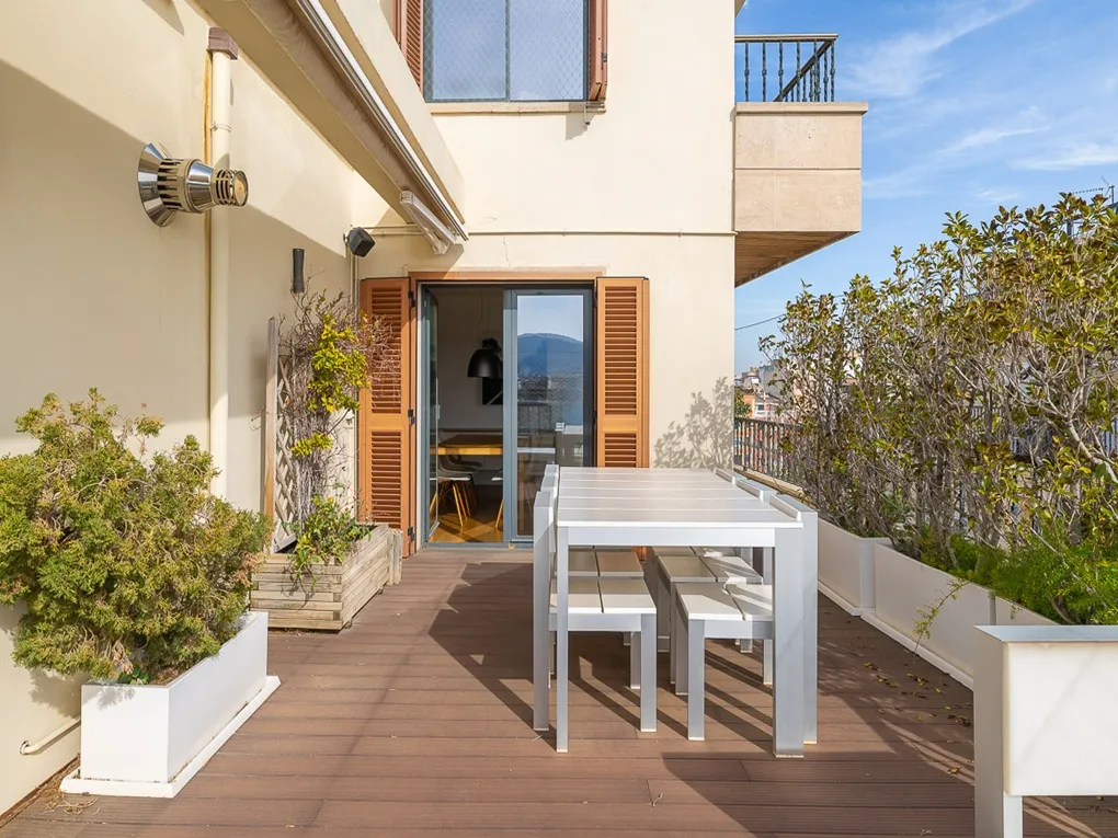 High-end renovated penthouse with elevator and garage-10