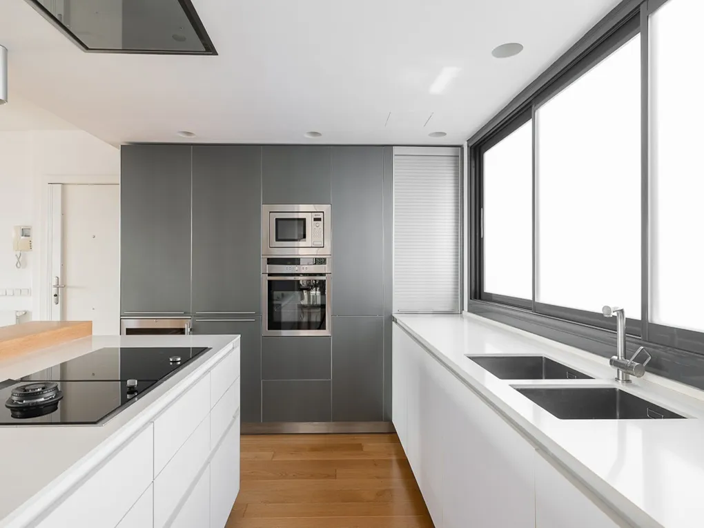 High-end renovated penthouse with elevator and garage-9