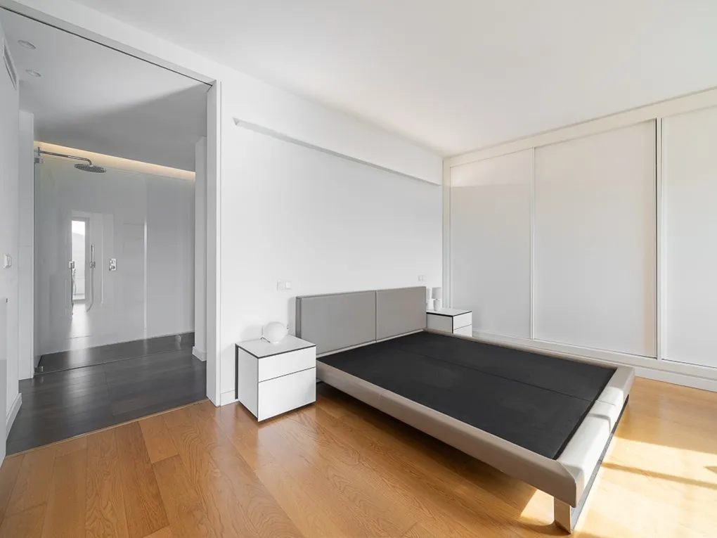 High-end renovated penthouse with elevator and garage-12