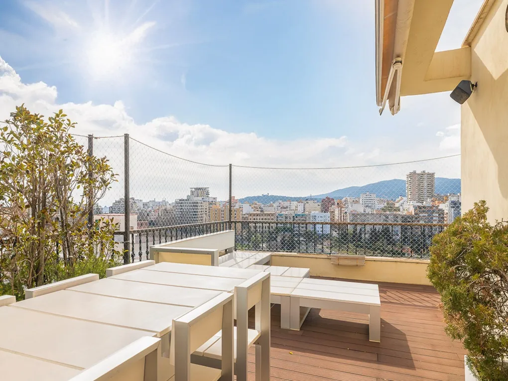 High-end renovated penthouse with elevator and garage-11