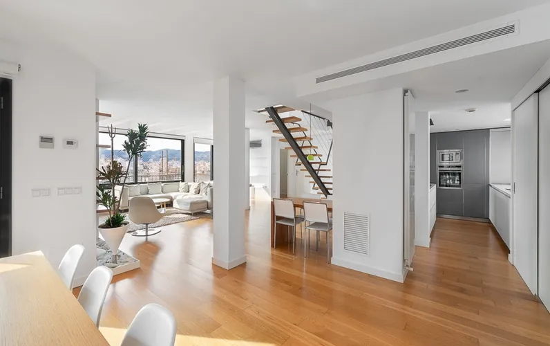 Renoveret penthouse i høj kvalitet med elevator og garage