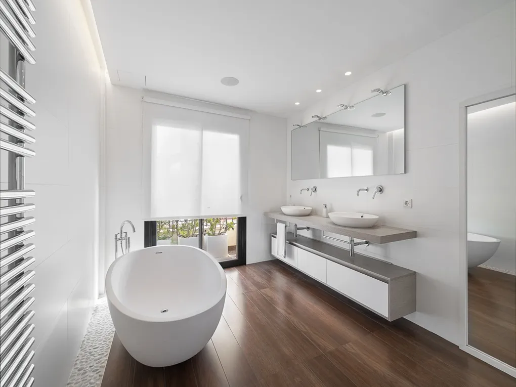 High-end renovated penthouse with elevator and garage-13