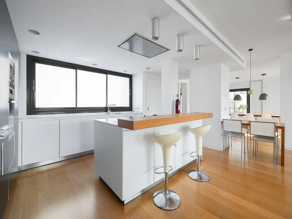 Renoveret penthouse i høj kvalitet med elevator og garage-8