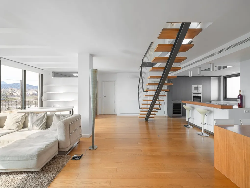 High-end renovated penthouse with elevator and garage-4