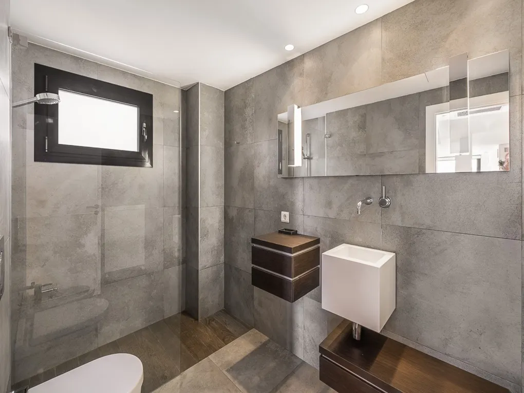 High-end renovated penthouse with elevator and garage-16