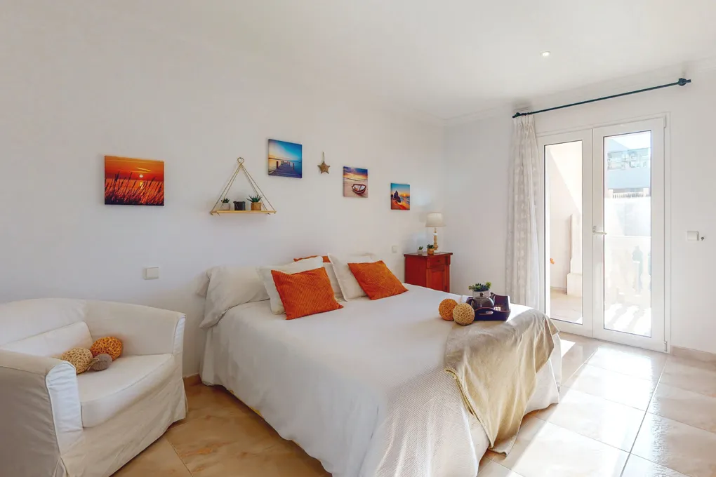 Villa mit Meerblick und Vermietlizenz-10