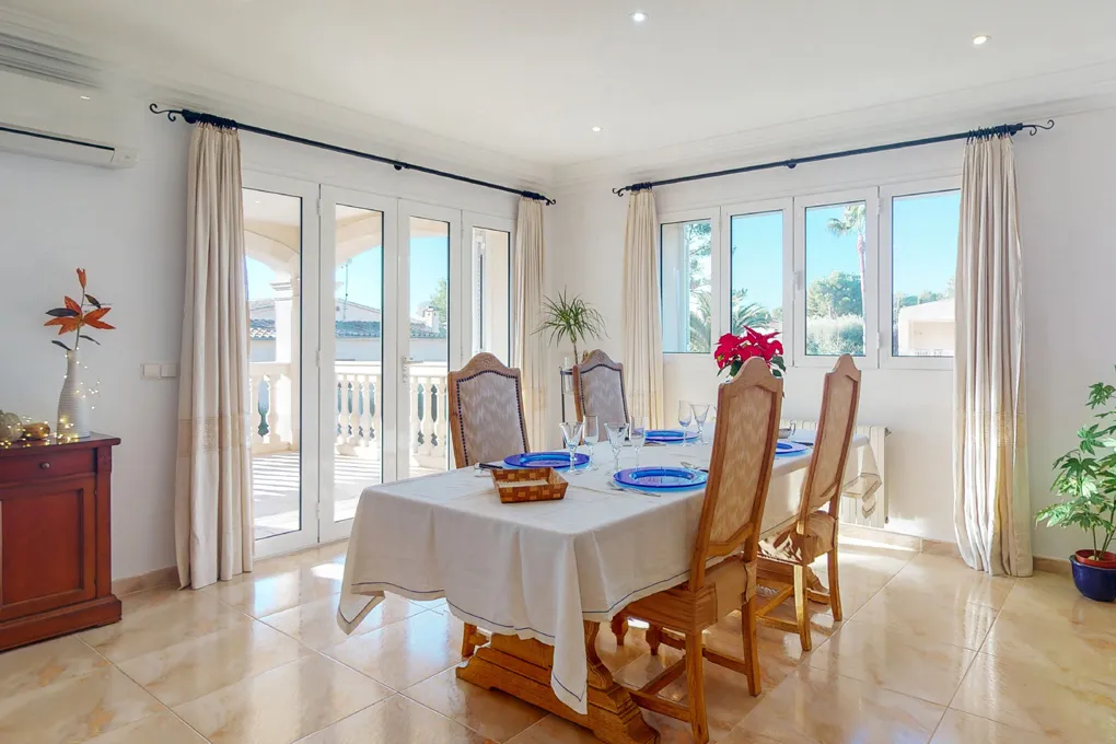 Villa mit Meerblick und Vermietlizenz-3