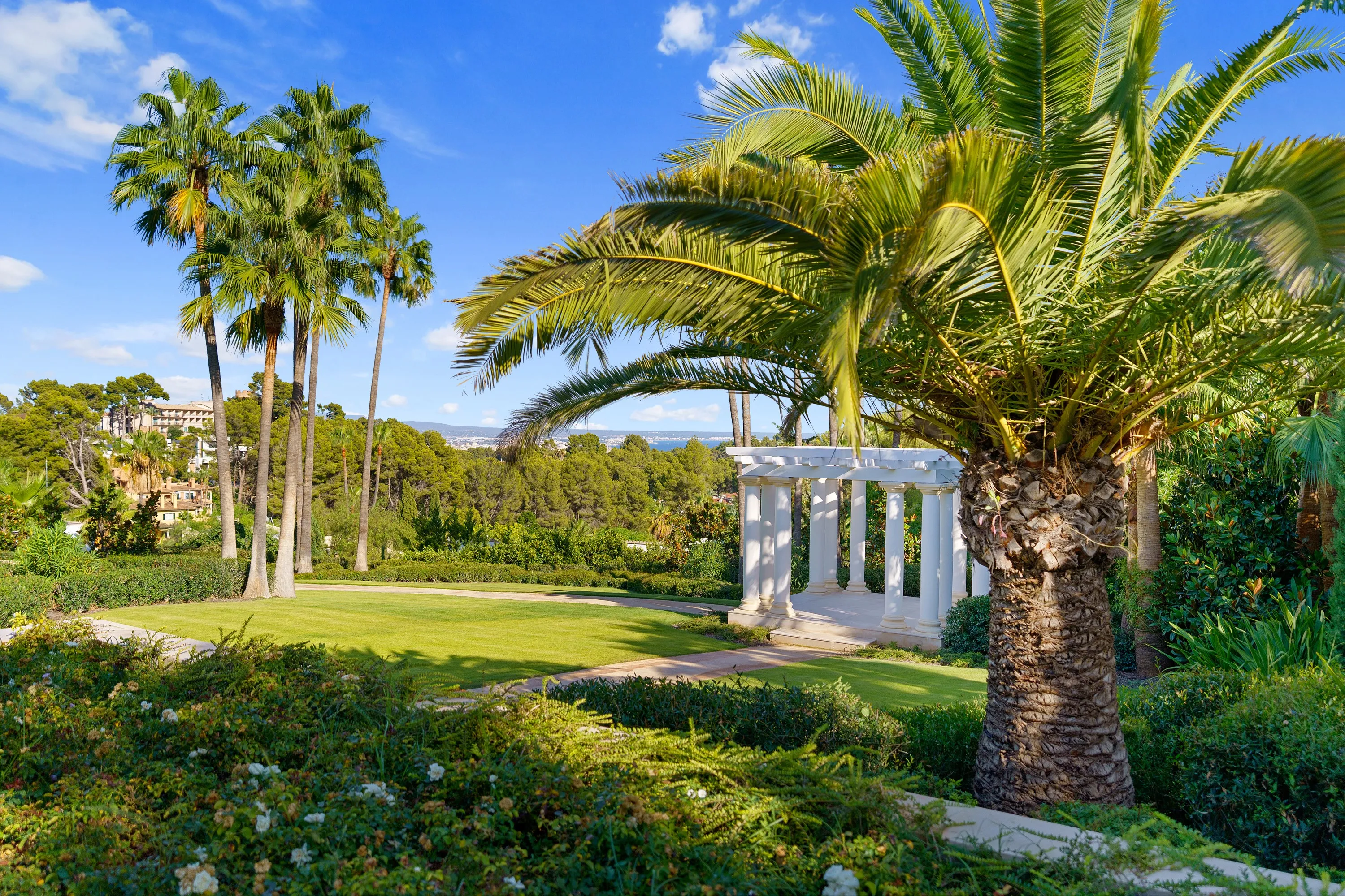Villa neoclassica di design con vista sul mare-19