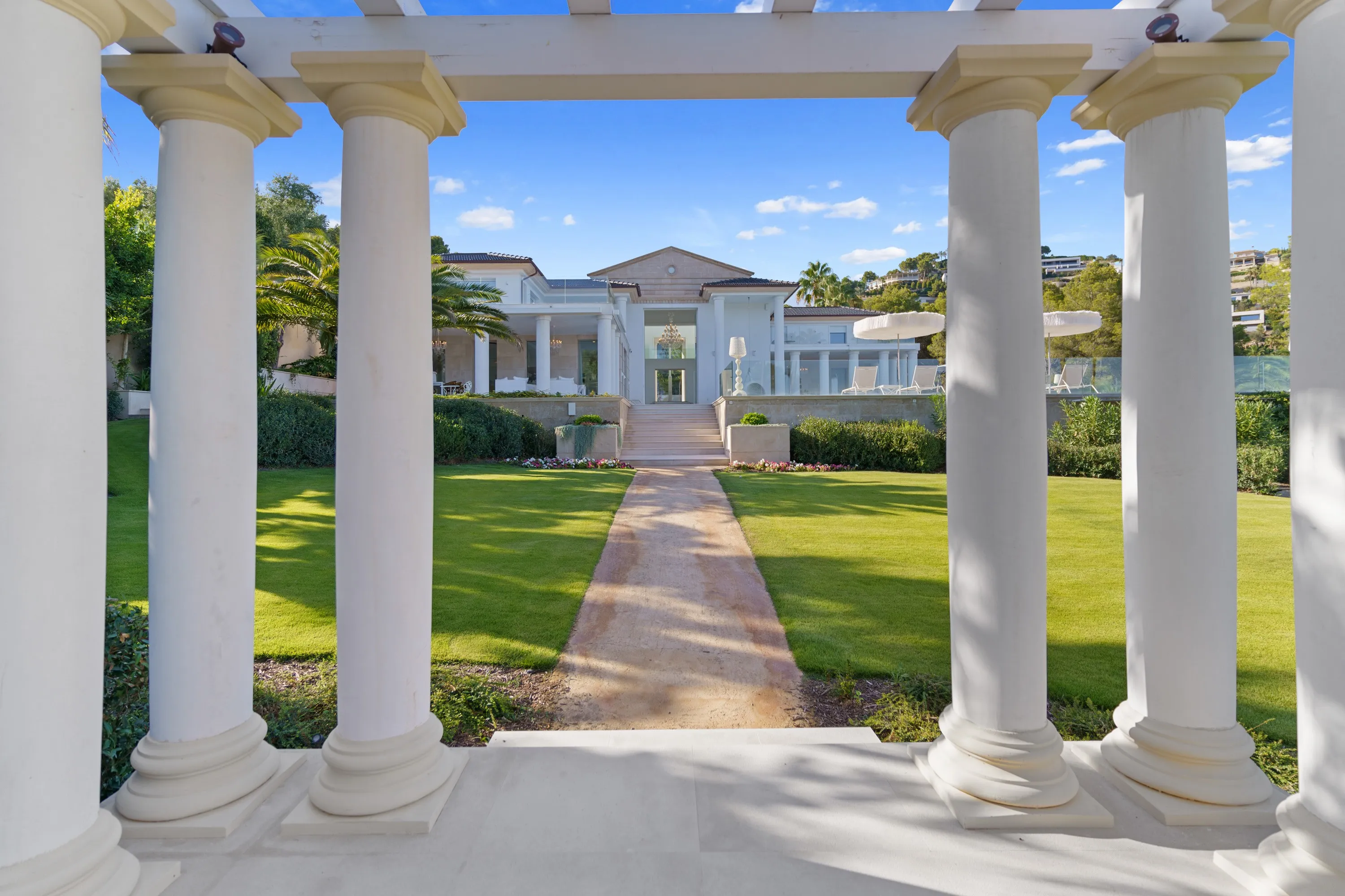 Villa neoclassica di design con vista sul mare-21