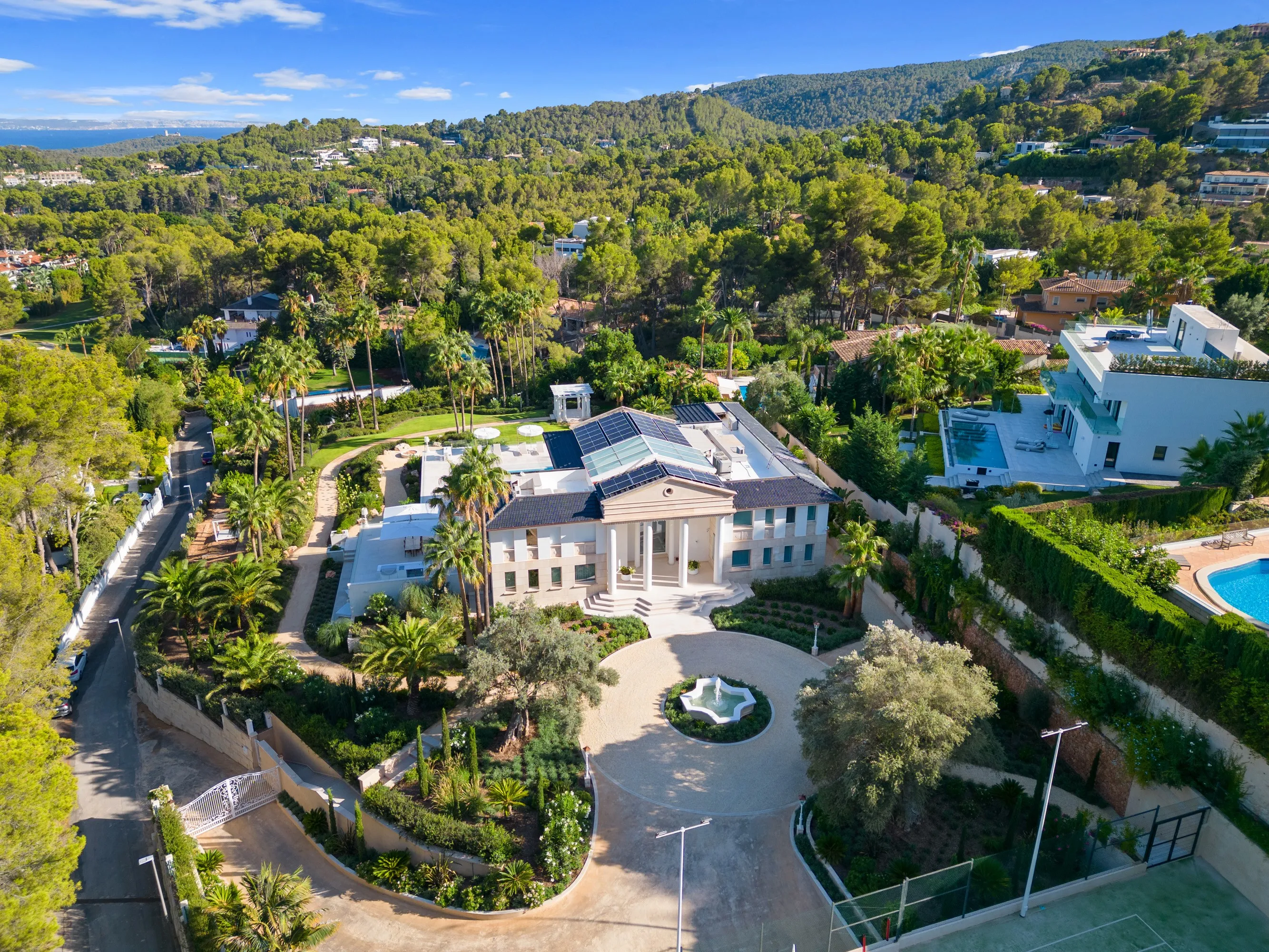Villa neoclassica di design con vista sul mare-5