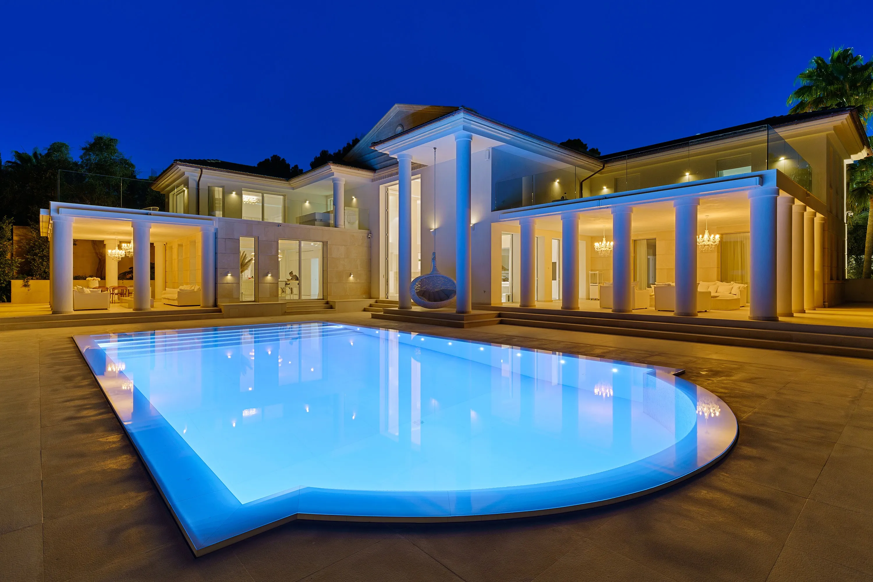 Villa neoclassica di design con vista sul mare-27