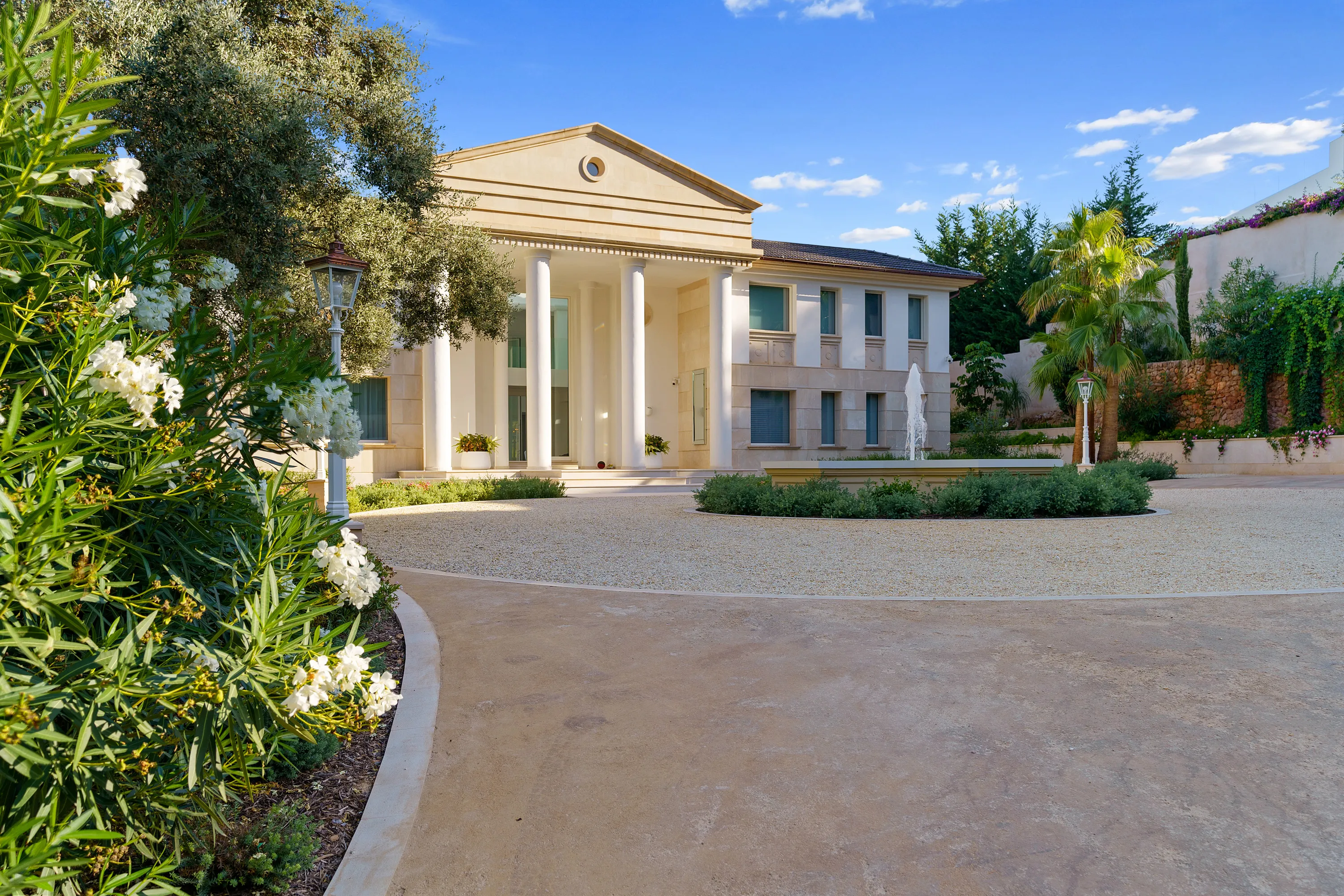 Villa neoclassica di design con vista sul mare-5