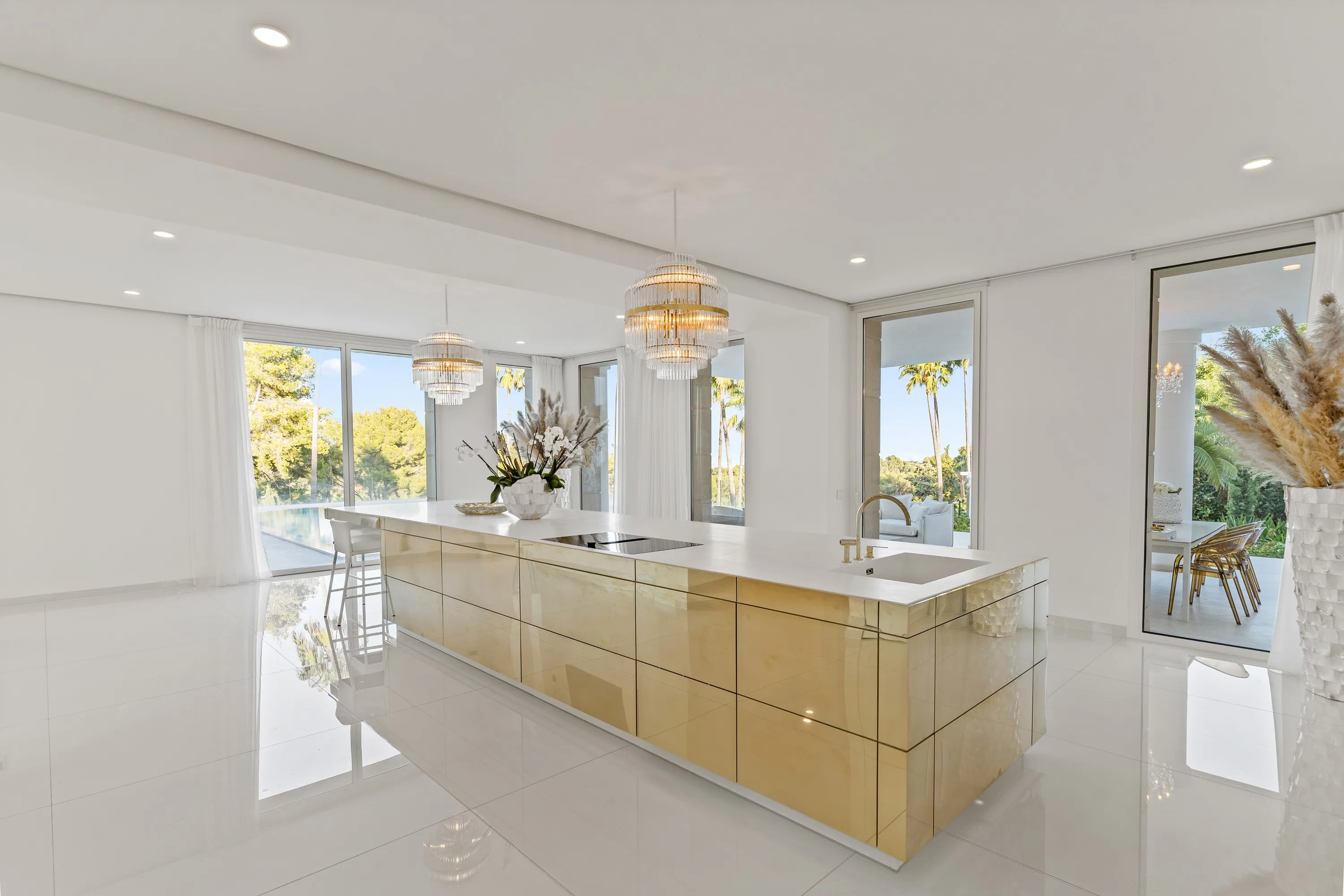 Villa neoclassica di design con vista sul mare-7