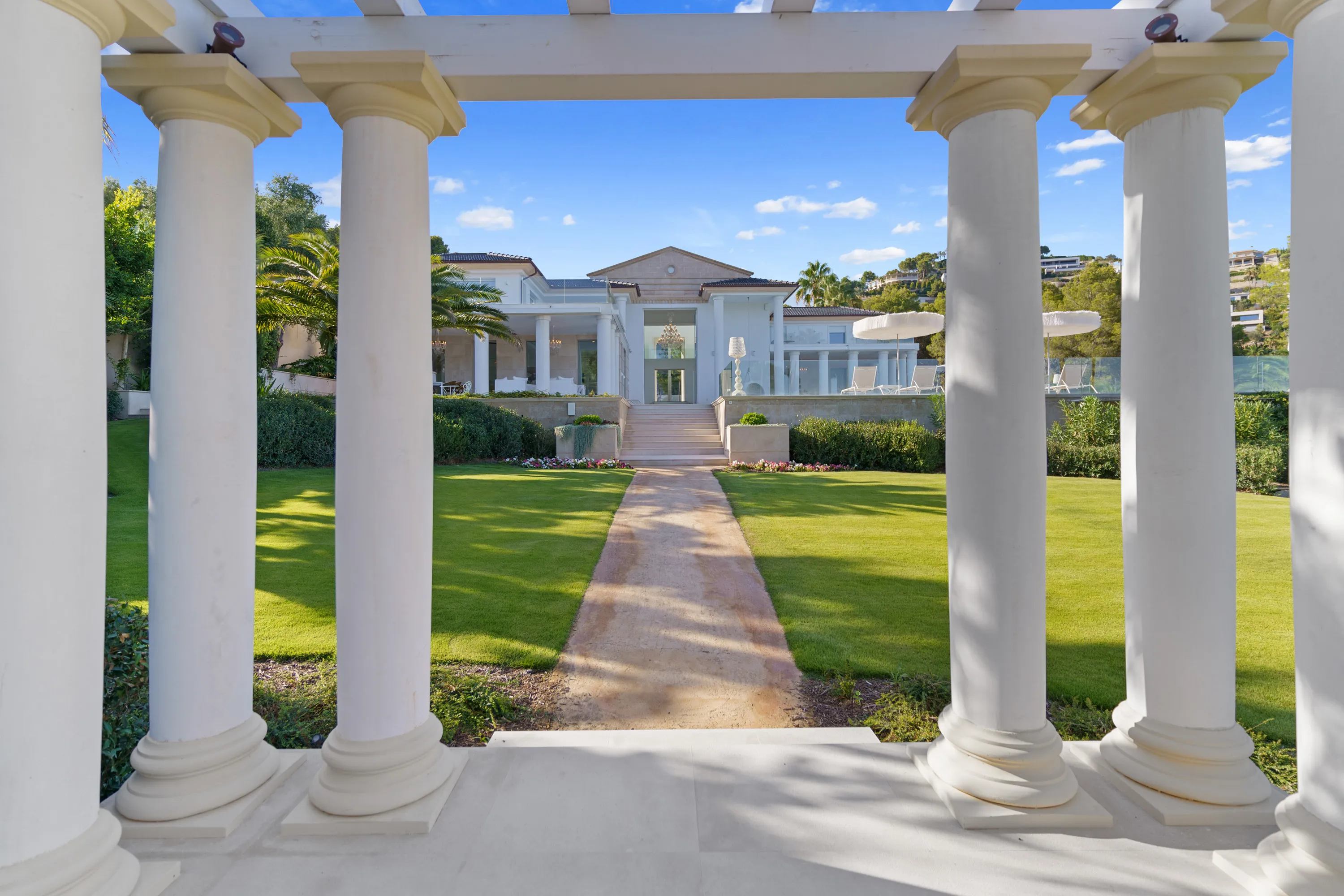 Villa neoclassica di design con vista sul mare-21