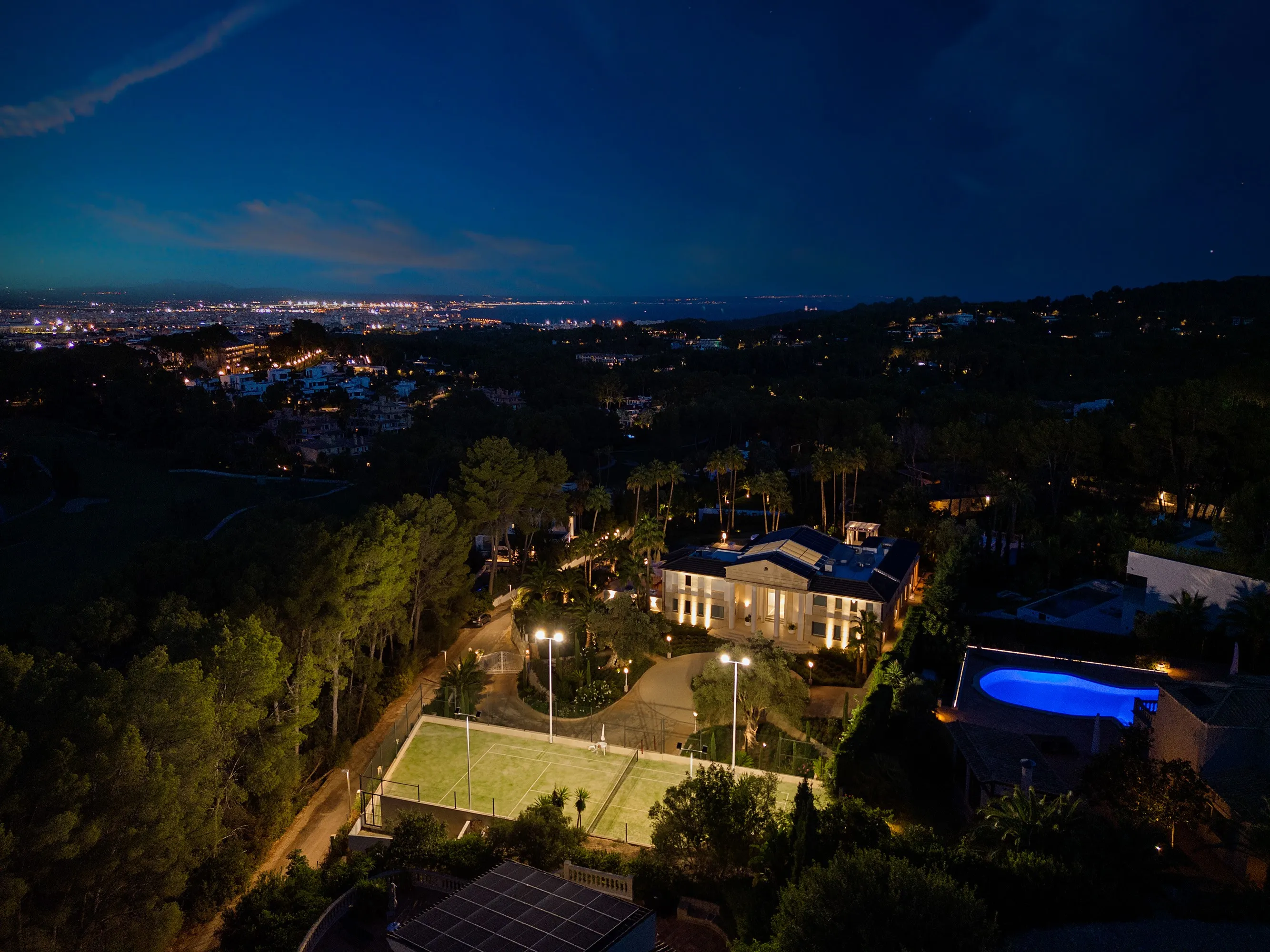 Villa neoclassica di design con vista sul mare-28