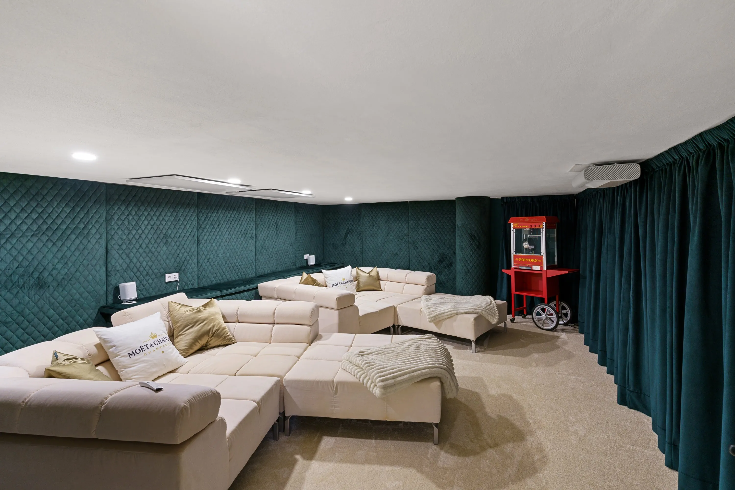 Villa neoclassica di design con vista sul mare-15