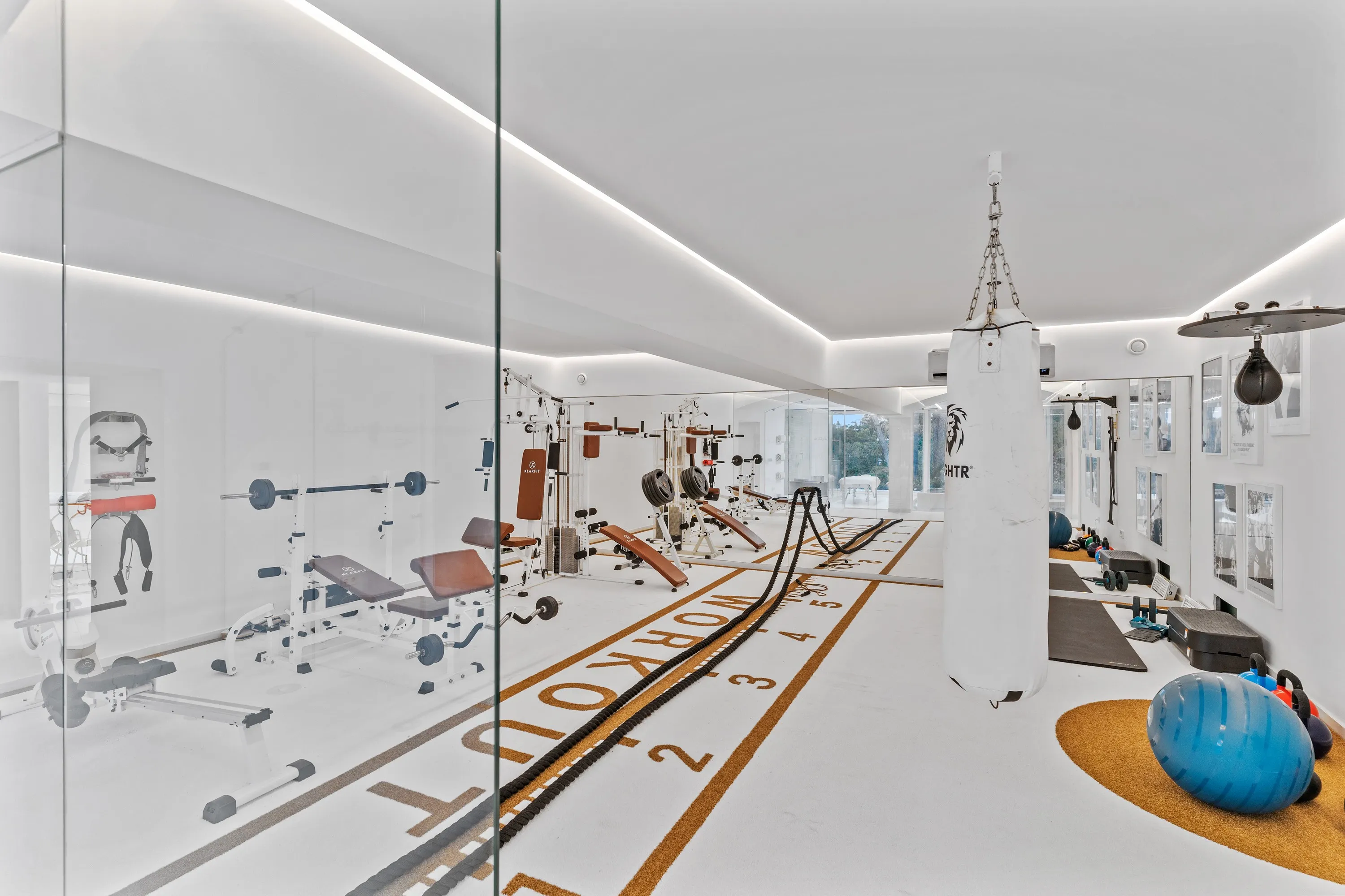 Neoklassisk designervilla med havudsigt-13