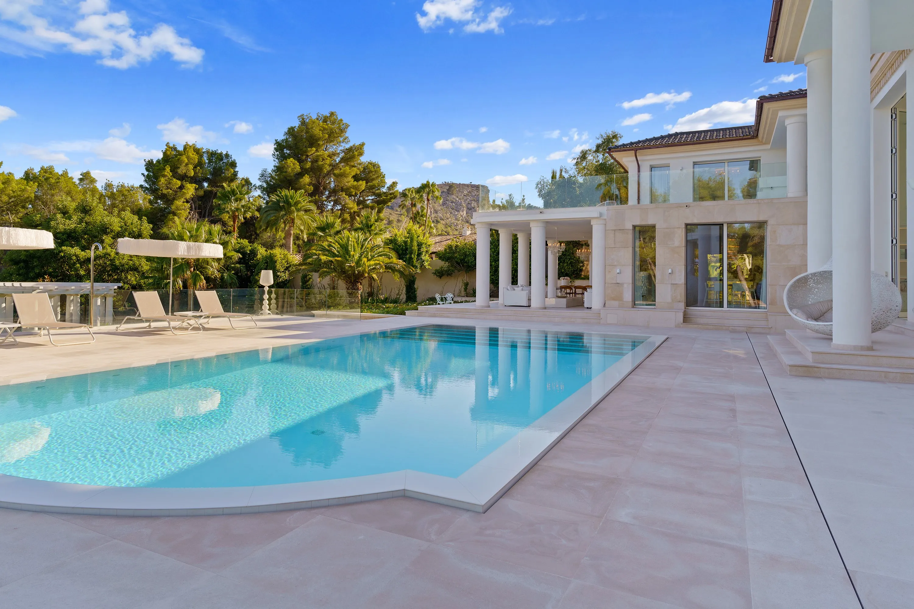 Villa neoclassica di design con vista sul mare-24