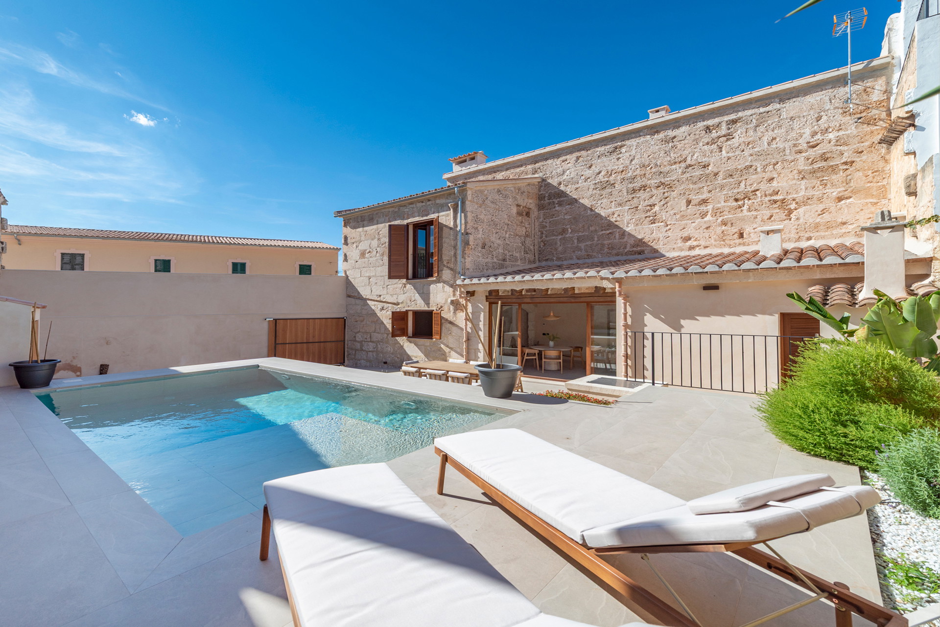 Encantadora casa de pueblo en Muro con patio interior, piscina y diseño moderno