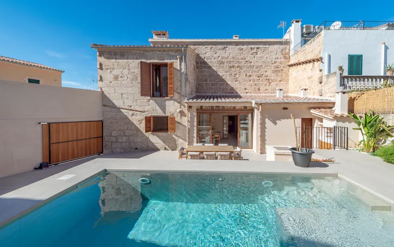 Maison de ville élégante à Muro avec cour privée, piscine et confort moderne