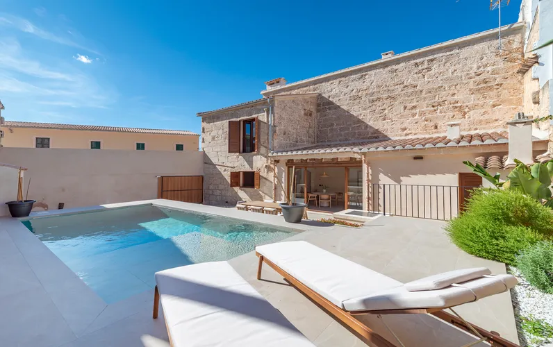 Elegante villetta a schiera a Muro con cortile privato, piscina e comfort abitativo moderno