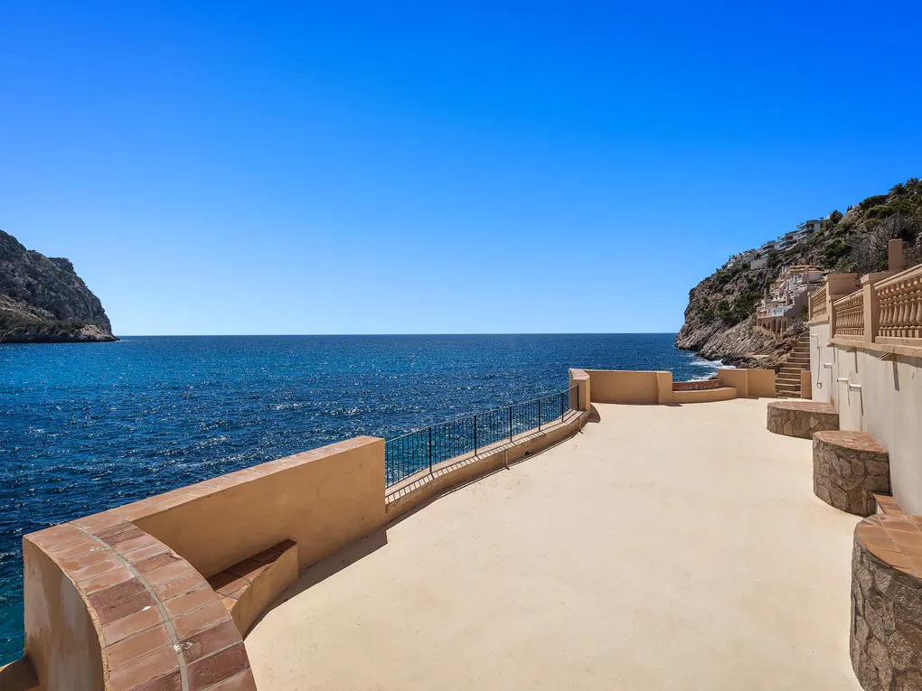 Villa composta da 3 appartamenti in prima linea di mare con accesso diretto al mare-28