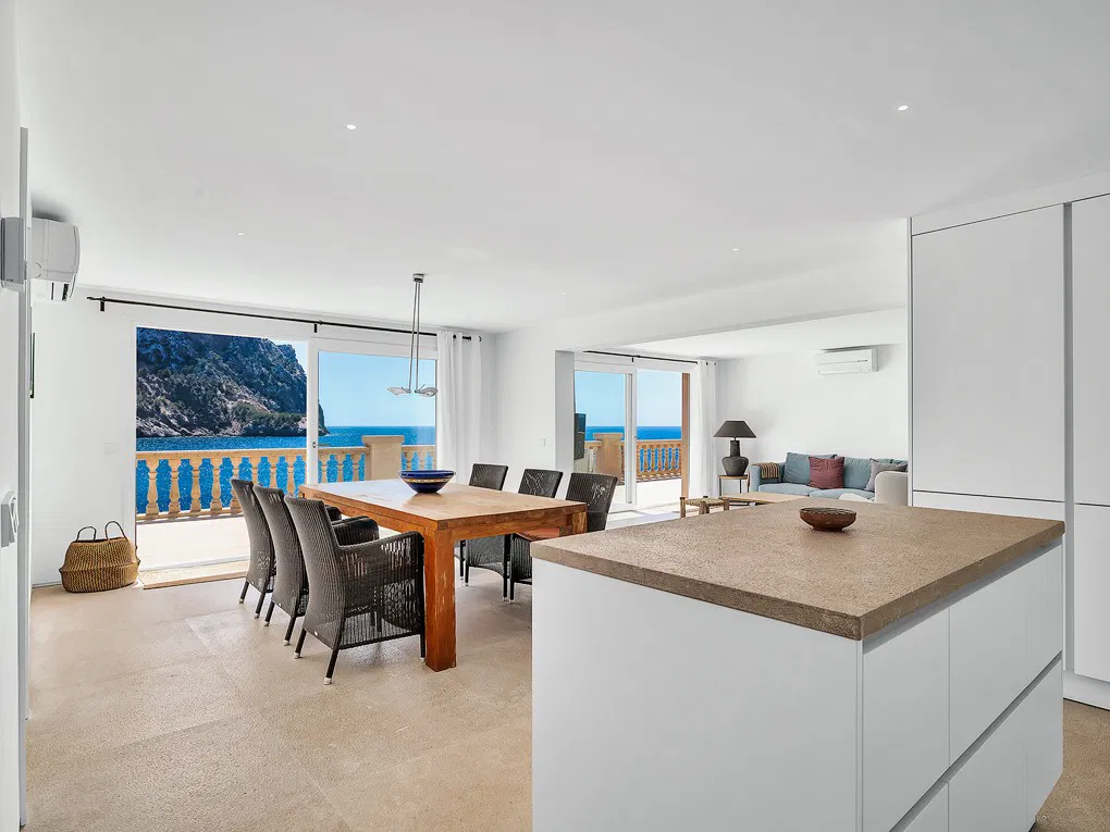 Villa composta da 3 appartamenti in prima linea di mare con accesso diretto al mare-19