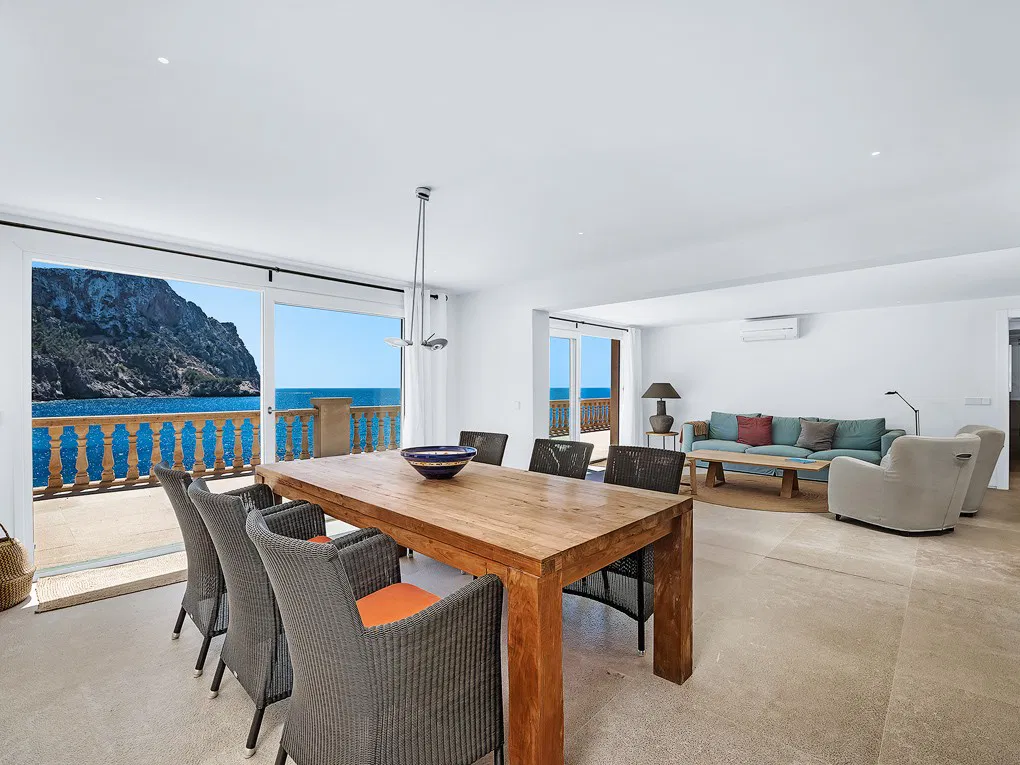 Villa composta da 3 appartamenti in prima linea di mare con accesso diretto al mare-17