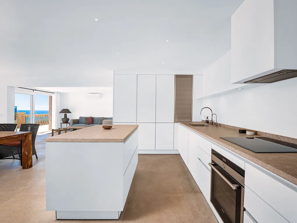 Villa composta da 3 appartamenti in prima linea di mare con accesso diretto al mare-20