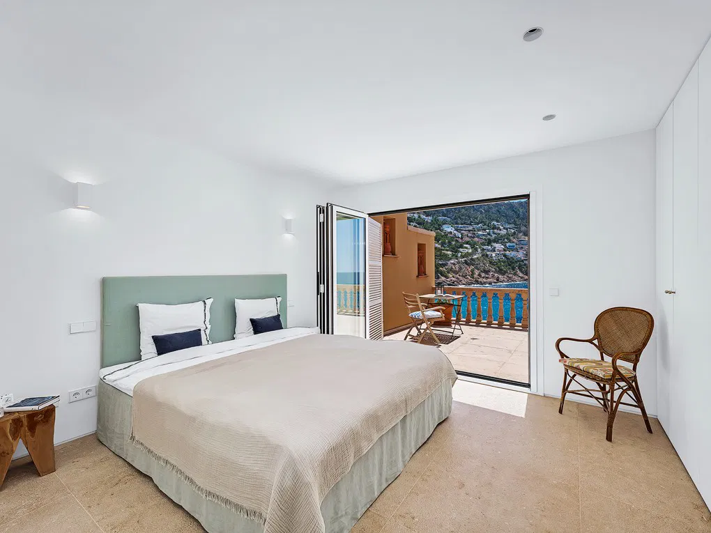 Villa composta da 3 appartamenti in prima linea di mare con accesso diretto al mare-9