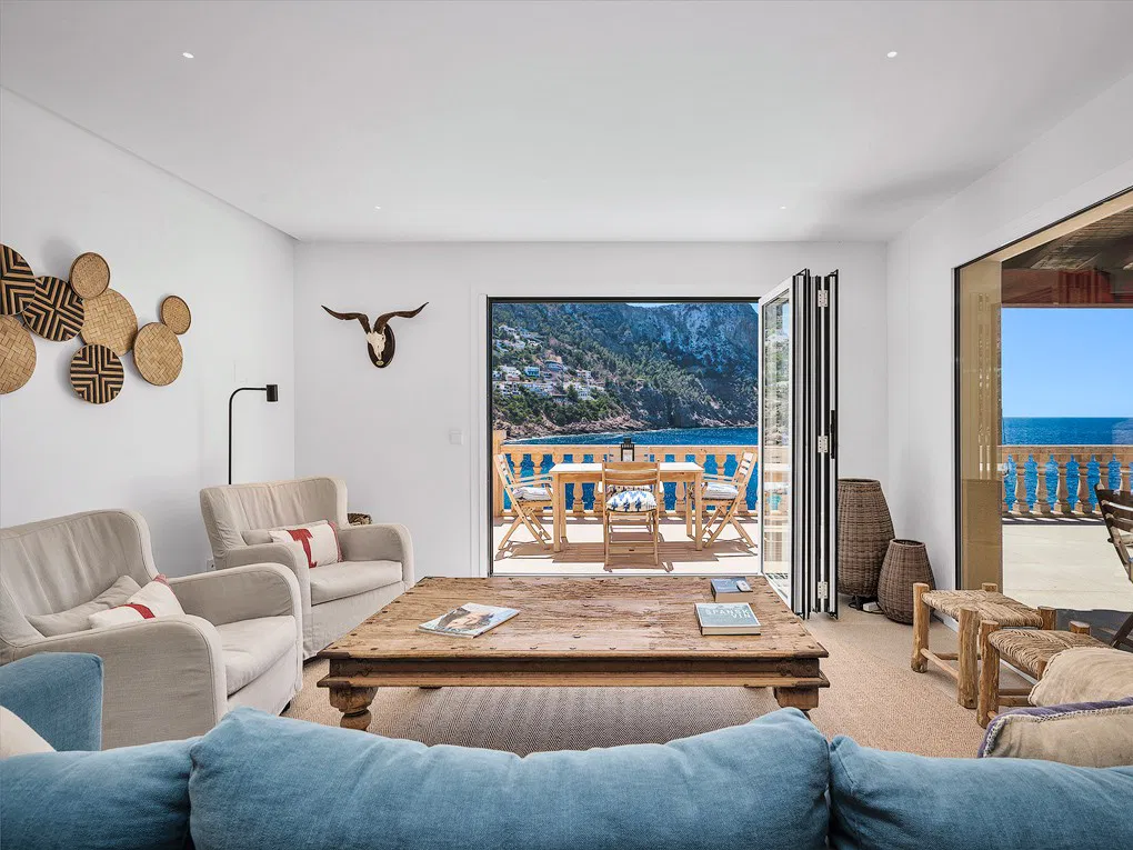 Villa composta da 3 appartamenti in prima linea di mare con accesso diretto al mare-3