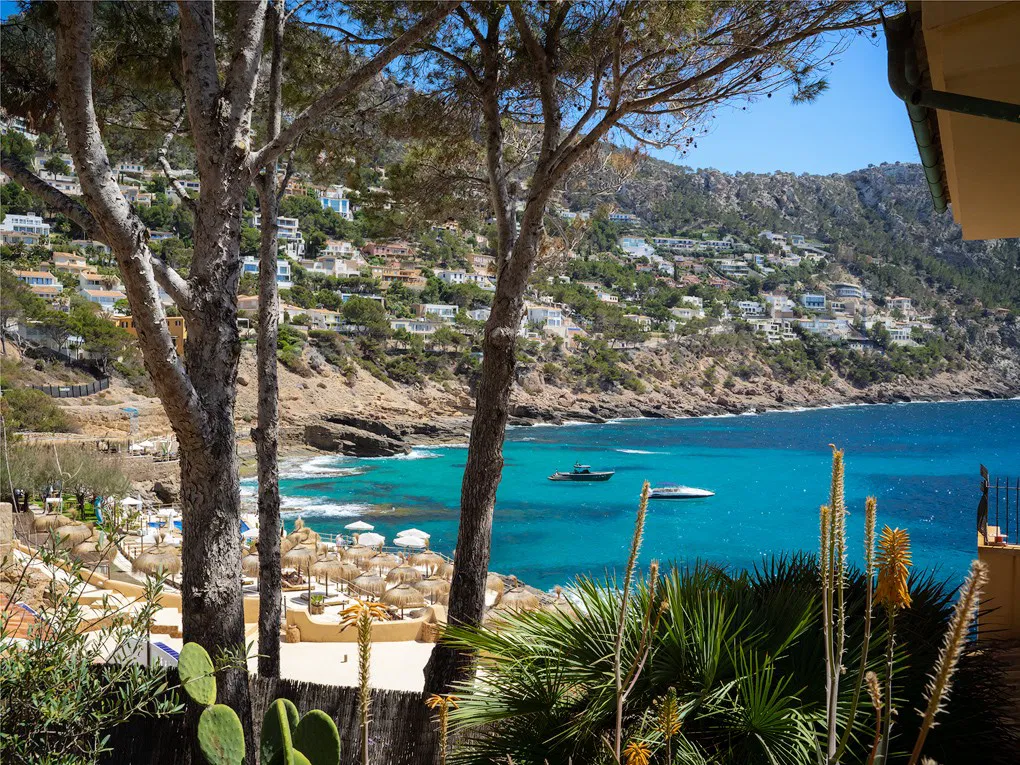 Villa composta da 3 appartamenti in prima linea di mare con accesso diretto al mare-26