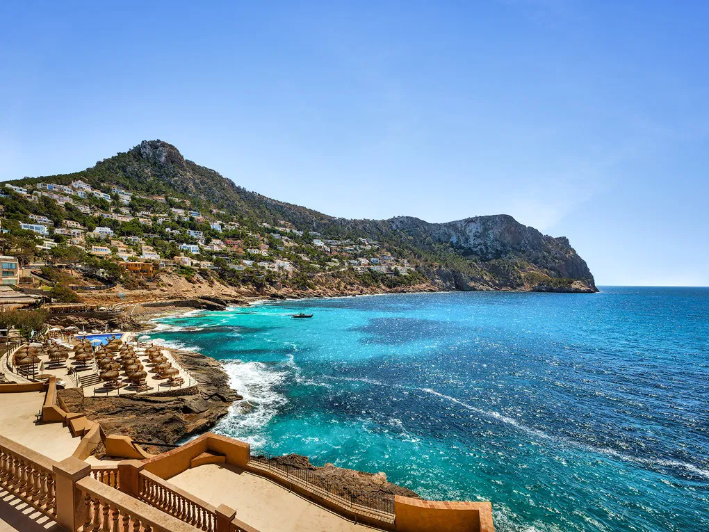 Villa composta da 3 appartamenti in prima linea di mare con accesso diretto al mare-1