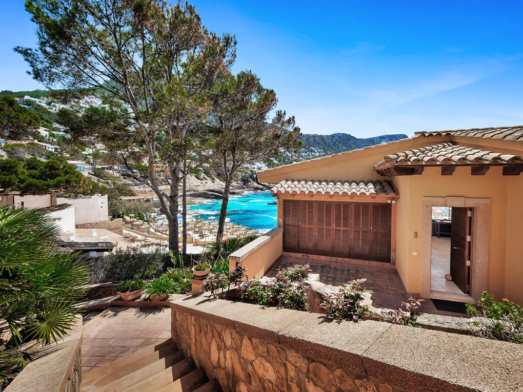 Villa composta da 3 appartamenti in prima linea di mare con accesso diretto al mare-16