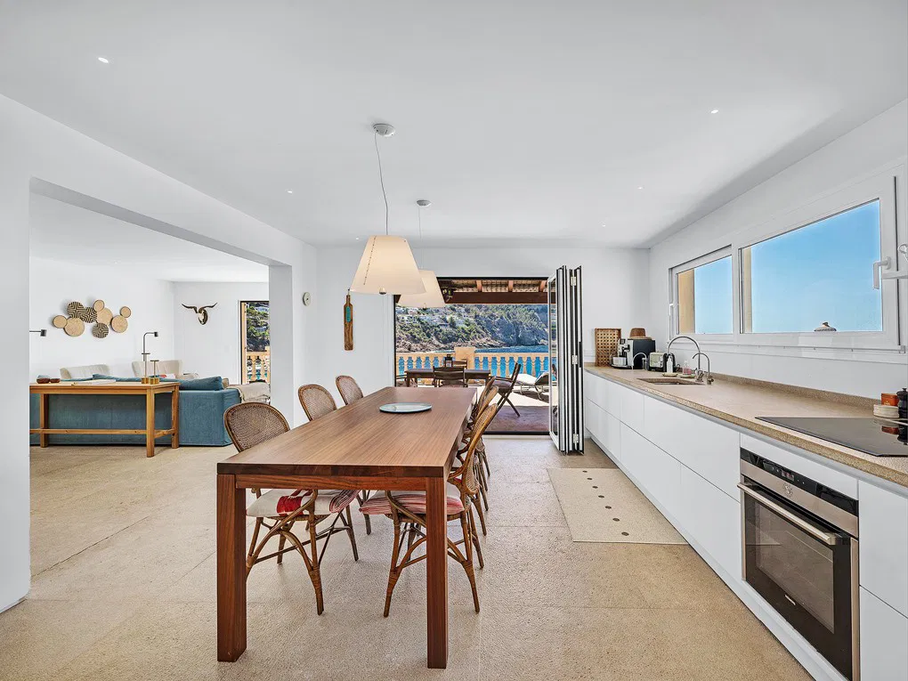Villa composta da 3 appartamenti in prima linea di mare con accesso diretto al mare-7