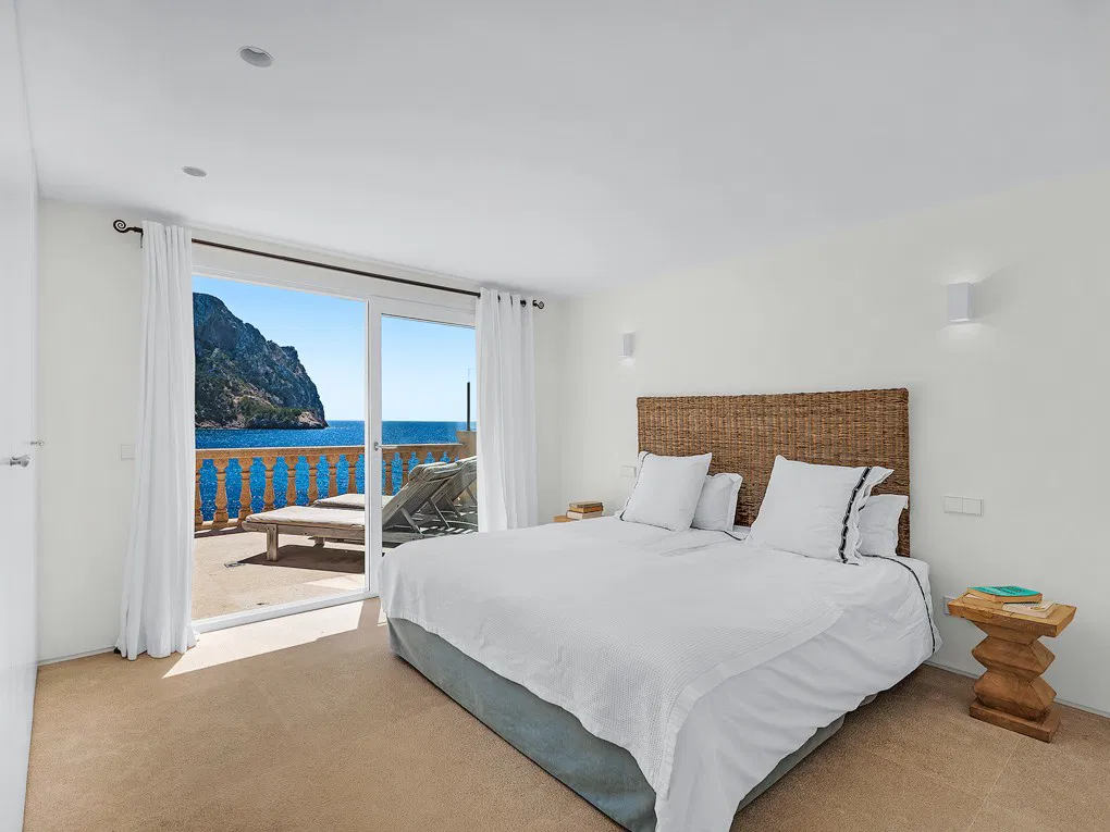 Villa composta da 3 appartamenti in prima linea di mare con accesso diretto al mare-13