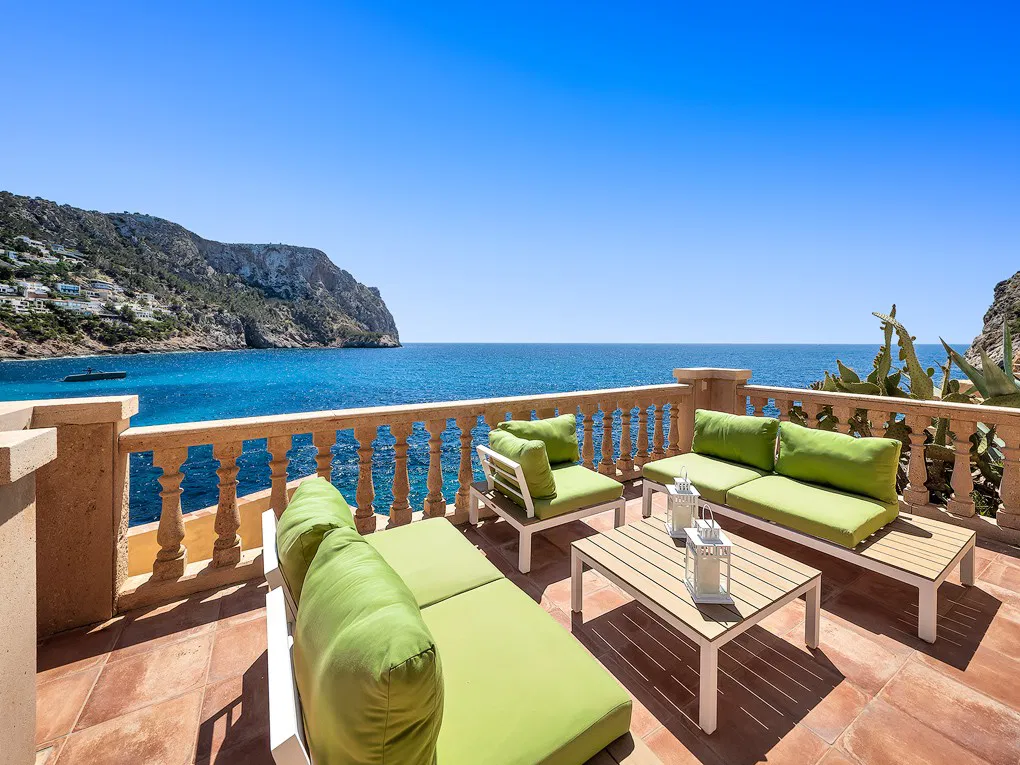 Villa composta da 3 appartamenti in prima linea di mare con accesso diretto al mare-25