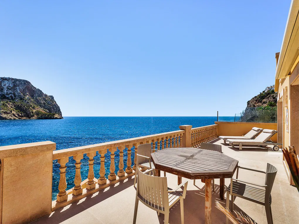 Villa composta da 3 appartamenti in prima linea di mare con accesso diretto al mare-21