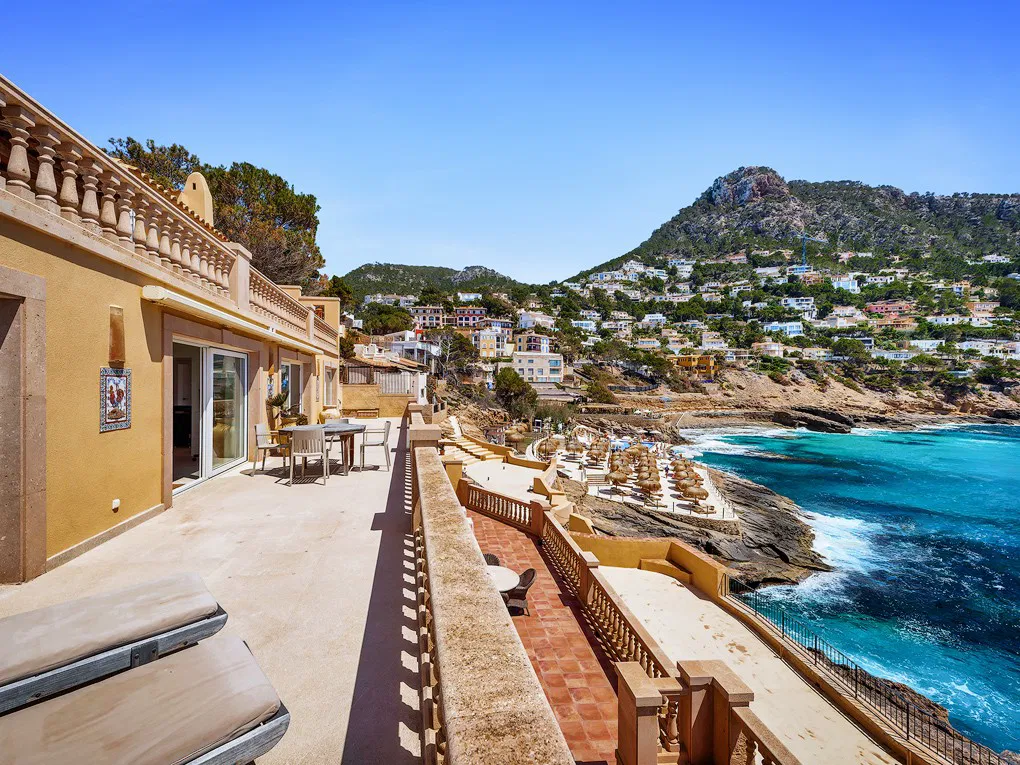 Villa composta da 3 appartamenti in prima linea di mare con accesso diretto al mare-22