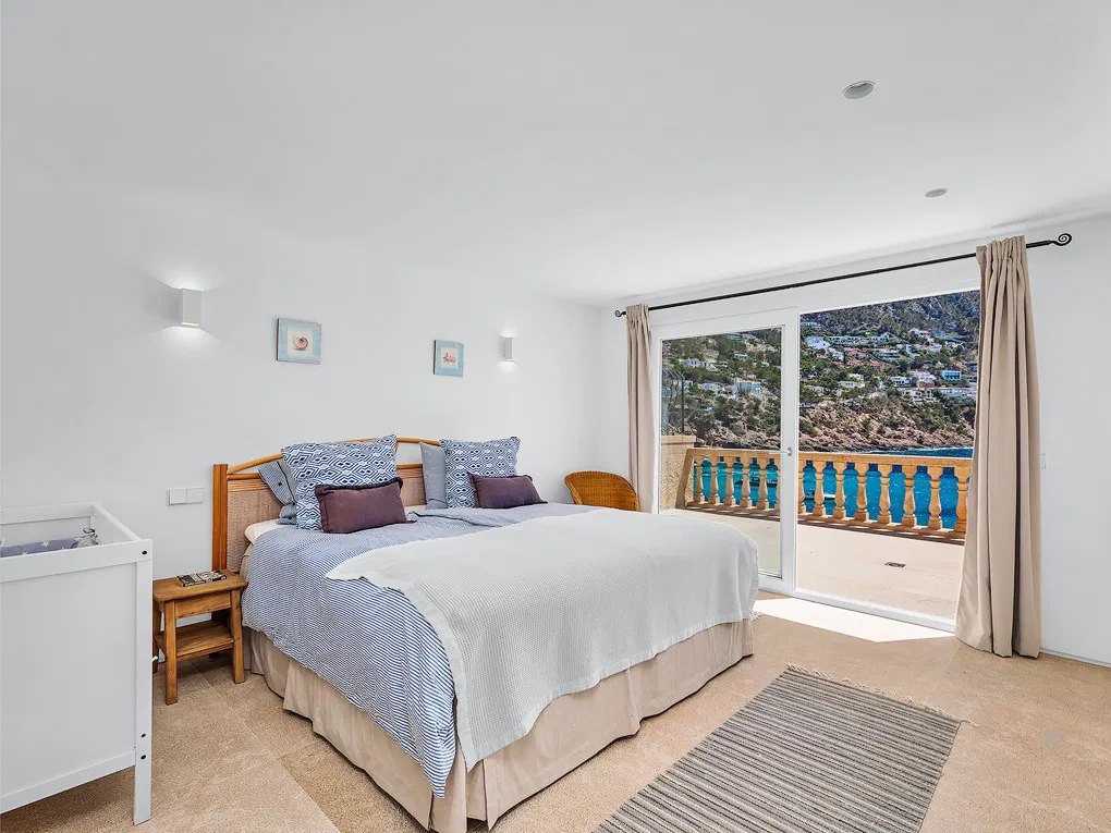 Villa composta da 3 appartamenti in prima linea di mare con accesso diretto al mare-23