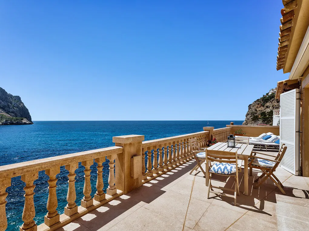 Villa composta da 3 appartamenti in prima linea di mare con accesso diretto al mare-11
