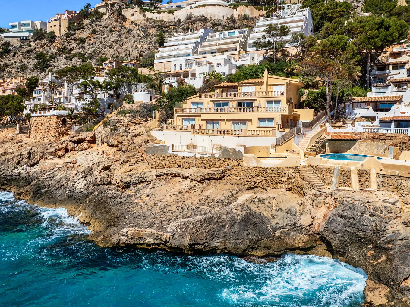 Villa composta da 3 appartamenti in prima linea di mare con accesso diretto al mare-30